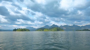 Küçük adaları ve tropikal ormanları olan Lan Gölü, Khao Sok Ulusal Parkı, Ban Ta Khun, Tayland, Güneydoğu Asya.   