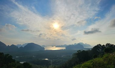 Phang Nga Körfezi 'nin panoramik manzarası ve gündoğumunda tropikal ormanlar, Takua Thung, Tayland.