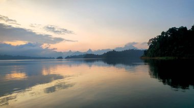 Gündoğumu Cheow Lan Gölü, Khao Sok Ulusal Parkı, Ban Ta Khun, Tayland, Güneydoğu Asya.    
