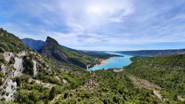 Dağ Gölü Sainte-Croix ve orman manzarası, Alpes-de-Haute-Provence, Fransa, Avrupa.