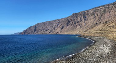 Plaj Playa de las Almorranas Koyu dağ sırası, Ada El Hierro, Kanarya Adaları, İspanya, Avrupa.