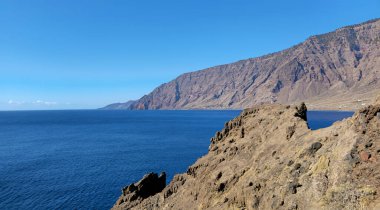 Volkanik manzarada deniz ve sarp kayalıklar, Valverde ili, El Hierro Adası, Kanarya Adaları, İspanya, Avrupa. 