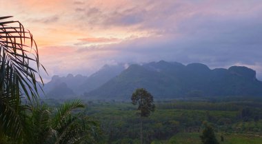 Gün batımında Ban Ta Khun manzarası, Surat Thani, Tayland, Güneydoğu Asya