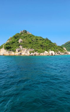 Koh Nang Yuan Adası açık turkuaz su ve yemyeşil tepelerle denizden görüldü, Surat Thani, Tayland, Güneydoğu Asya. 