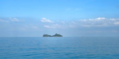 Ada Ko Pha-Ngan, Surat Thani, Tayland yakınlarındaki sakin mavi okyanusla çevrili tropik bir ada..   