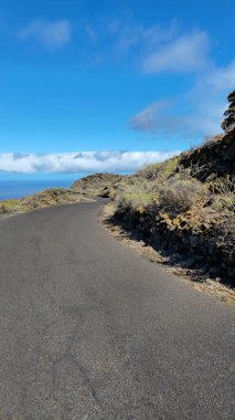 Volkanik kıyı boyunca HI-500 virajlı yol, El Hierro Adası, Kanarya Adaları, İspanya, Avrupa.