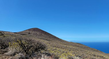 Atlantik Okyanusu, El Hierro Adası, Kanarya Adaları, İspanya ve Avrupa 'ya bakan bir tepesi olan çorak volkanik arazi..