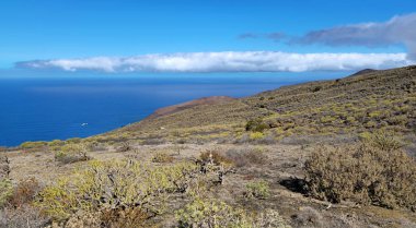 Volkanik araziye bakan volkanik krater ve Atlantik Okyanusu, El Hierro Adası, Kanarya Adaları, İspanya, Avrupa.