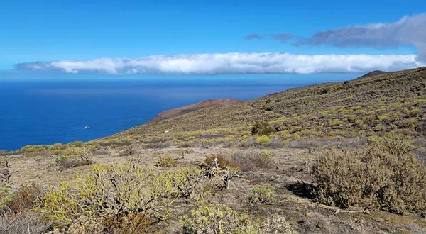 Volkanik araziye bakan volkanik krater ve Atlantik Okyanusu, El Hierro Adası, Kanarya Adaları, İspanya, Avrupa.