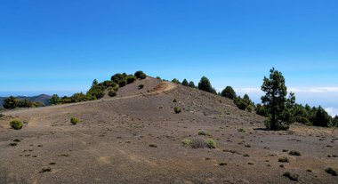 Pico Malpaso, El Hierro Adası, Kanarya Adaları, İspanya, Avrupa yakınlarındaki toprak yolu ile volkanik manzara.