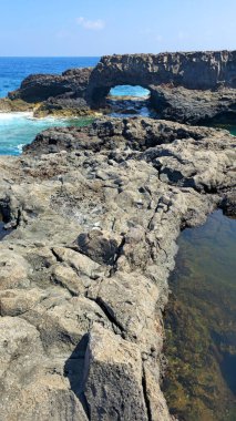 Doğal kaya kemeri Arco del Charco Manso ile kaya havuzları, Valverde, Ada El Hierro, Kanarya Adaları, İspanya, Avrupa.