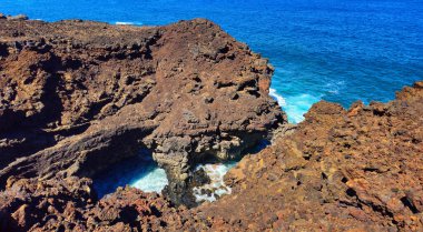 Batı kıyı şeridi kaya oluşumlarını ve dalgaları sergiliyor, El Hierro Adası, Kanarya Adaları, İspanya, Avrupa.
