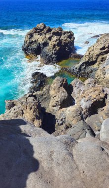 Doğal havuzlar Charco de Los Sargos ve Atlantik Okyanusu, El Hierro Adası, Kanarya Adaları, İspanya, Avrupa.