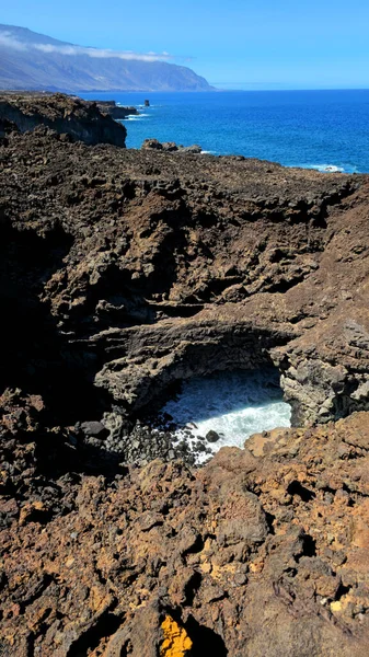 Batı kıyı şeridi kaya oluşumlarını ve dalgaları sergiliyor, El Hierro Adası, Kanarya Adaları, İspanya, Avrupa.