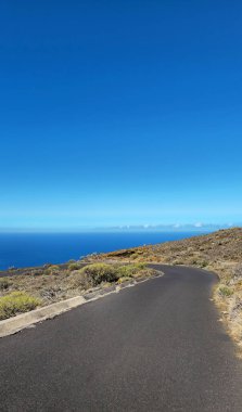Volkanik manzaralı ve okyanus manzaralı HI-503 virajlı yol El Hierro Adası, Kanarya Adaları, İspanya, Avrupa.