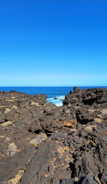 Arka planda Atlantik Okyanusu, Ada El Hierro, Kanarya Adaları, İspanya ve Avrupa 'da volkanik kaya oluşumları.