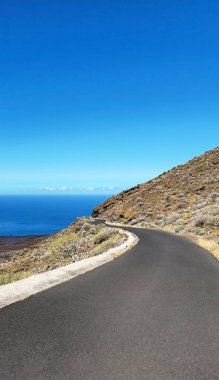 Volkanik manzaralı ve okyanus manzaralı HI-503 virajlı yol El Hierro Adası, Kanarya Adaları, İspanya, Avrupa.