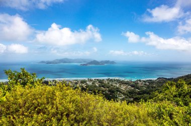 Praslin Adası, Seyşeller Cumhuriyeti, Afrika 'daki La Digue Adası' ndan görüldü.
