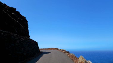 Atlas Okyanusu, El Hierro Adası, Kanarya Adaları, İspanya, Avrupa 'ya bakan volkanik uçurum boyunca HI-500 virajlı yol.