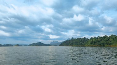 Küçük adaları ve tropikal ormanları olan Lan Gölü, Khao Sok Ulusal Parkı, Ban Ta Khun, Tayland, Güneydoğu Asya.
