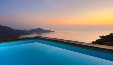 Günbatımında tropik körfeze bakan sonsuz yüzme havuzu, Ada Ko Tao, Surat Thani, Tayland, Güneydoğu Asya.