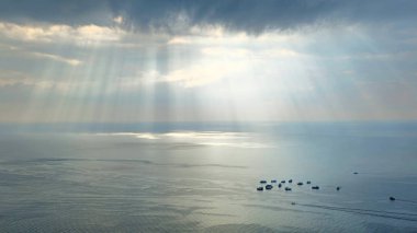 Sakin denizde tekneleri aydınlatan güneş ışınları, tekneler, Ko Tao Adası, Surat Thani, Tayland, Güneydoğu Asya.