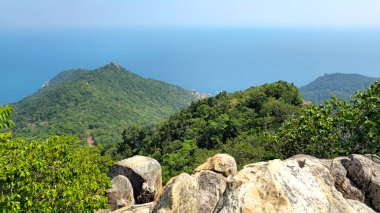 Bereketli yeşil yamaçlı kaya oluşumları ve mavi okyanus Tanote Tepesi Manzaralı, Ada Ko Tao, Surat Thani, Tayland, Güneydoğu Asya.