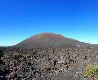 Volkanik manzarada külah ve lav alanları, Timanfaya Ulusal Parkı, Lanzarote Adası, Kanarya Adaları, İspanya, Avrupa.