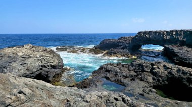 Doğal kaya kemeri Arco del Charco Manso ile kaya havuzları, Valverde, Ada El Hierro, Kanarya Adaları, İspanya, Avrupa.
