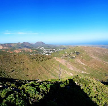 Volkanik tepelerle çevrili bir vadideki Haria köyü Lanzarote Adası, Kanarya Adaları, İspanya, Avrupa.