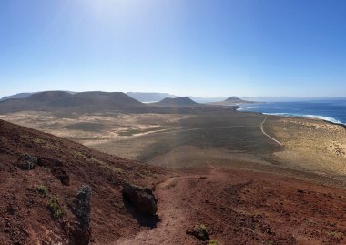 Kuru volkanik manzara ve kıyı şeridi, La Graciosa Adası, Lanzarote, Kanarya Adaları, İspanya, Avrupa.