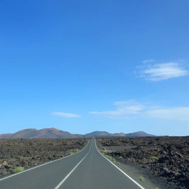 Volkanik arazide kıvrımlı LZ-67 yolu, Lanzarote Adası, Kanarya Adaları, İspanya, Avrupa.