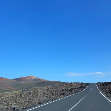 Timanfaya Ulusal Parkı 'ndan geçen yol volkanik manzara, Lanzarote Adası, Kanarya Adaları, İspanya, Avrupa.