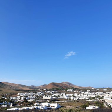 Geleneksel evleri ve dağları olan Uga köyü, Lanzarote Adası, Kanarya Adaları, İspanya, Avrupa.