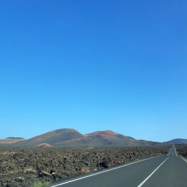 Volkanik arazide kıvrımlı LZ-67 yolu, Lanzarote Adası, Kanarya Adaları, İspanya, Avrupa.