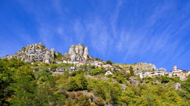 Roubion köyü kayalık dağların tepeleri, Alpes-Maritimes, Fransa, Avrupa.