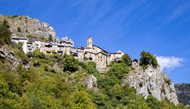 Roubion köyü kayalık dağların tepeleri, Alpes-Maritimes, Fransa, Avrupa.