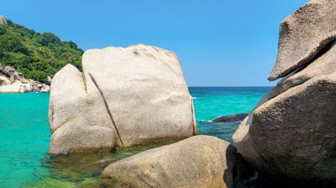 Koh Nang Yuan Adası berrak turkuaz su ve granit kayalarla, Surat Thani, Tayland, Güneydoğu Asya.