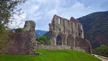 Aulps Abbey harabeleri, Abbaye d 'Aulps, Auvergne-Rhone-Alpes, Fransa, Avrupa. Tarihi Aulps Abbey taş kalıntıları dağlar, Haute-Savoie, Fransa ve Avrupa ile yeşil bir arazide duruyor.
