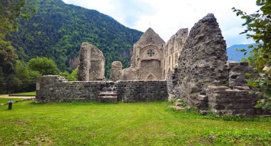 Aulps Abbey harabeleri, Abbaye d 'Aulps, Auvergne-Rhone-Alpes, Fransa, Avrupa. Tarihi Aulps Abbey taş kalıntıları dağlar, Haute-Savoie, Fransa ve Avrupa ile yeşil bir arazide duruyor.