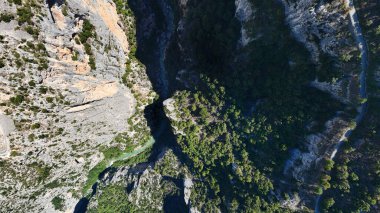 Kenarlarında nehir ve kaya oluşumlarıyla Verdon Boğazı derin kanyonu, Fransa, Avrupa.