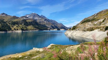 Dağ manzarasında Lac du Chevril Gölü, Fransız Alpleri, Tignes, Savoie, Fransa, Avrupa.