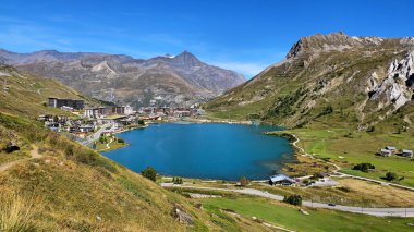 Lac de Tignes Gölü 'nün panoramik manzarası ve Fransız Alpleri Vadisi' ndeki köy, Savoie, Fransa, Avrupa.