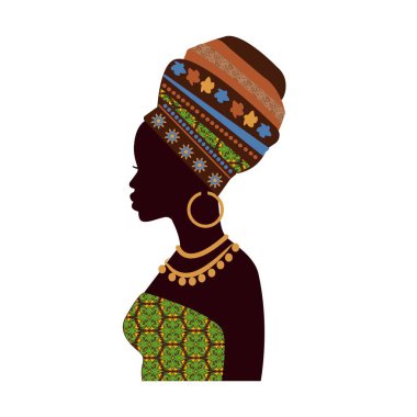 Şablonlu ve geleneksel takıları olan zarif bir Afrikalı kadın, kültürel güzellik ve tarz sergiliyor.