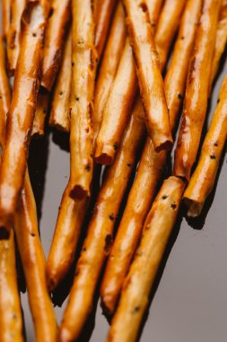 bir haşhaş siyah bir zemin üzerine tatlı tedavi saman.