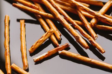 bir haşhaş siyah bir zemin üzerine tatlı tedavi saman.