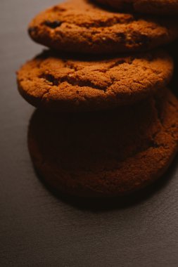 Çikolata koyu arka plan üzerinde taze kurabiye