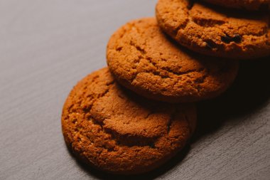 Çikolata koyu arka plan üzerinde taze kurabiye