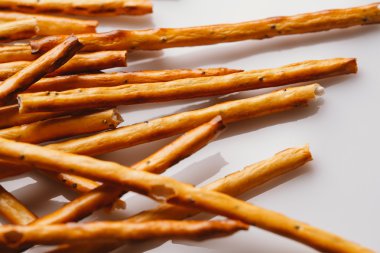 bir haşhaş siyah bir zemin üzerine tatlı tedavi saman.