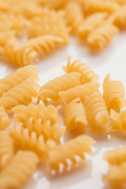 Beyaz bir arka plan üzerinde kuru makarna çeşitleri